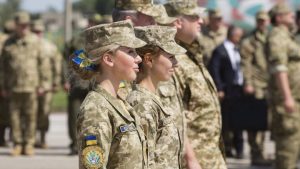 українські військовослужбовиці на шикуванні в камуфляжній формі