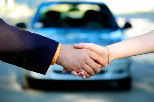 Генеральна довіреність на авто між сторонами – рукостискання як символ угоди про передачу авто