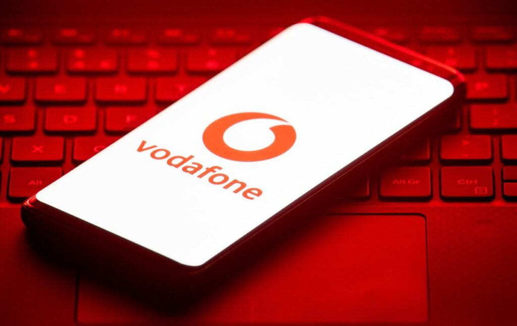 смартфон із логотипом Vodafone на клавіатурі ноутбука