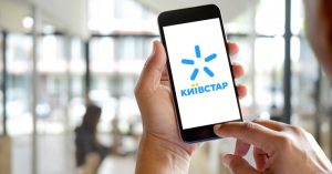 смартфон із логотипом Київстар у руках користувача