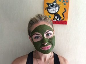 Домашня маска для обличчя – дівчина з зеленою маскою на обличчі, натуральний догляд і очищення шкіри