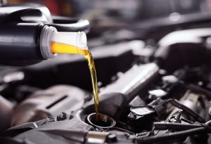 Заливка моторного масла 10W40 у двигун автомобіля – процес обслуговування та заміни масла