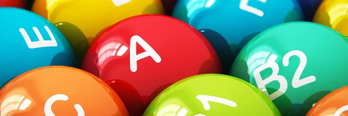 різнокольорові кулі з позначеннями вітамінів A, B, C та E