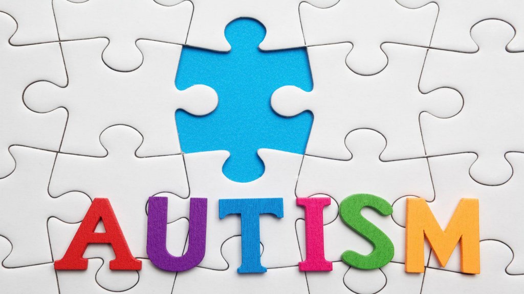 пазл із написом autism як символ розладу аутистичного спектра
