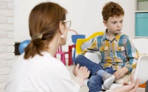 дитина на прийомі у психолога під час консультації